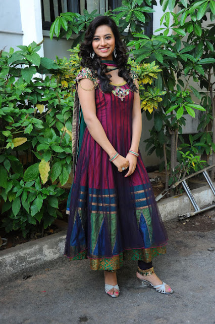 Telugu Actress Isha chawla Latest Pics 100